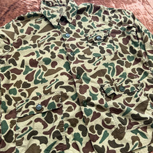 Load image into Gallery viewer, Vintage duck camo flannel Sz L (secondhand)